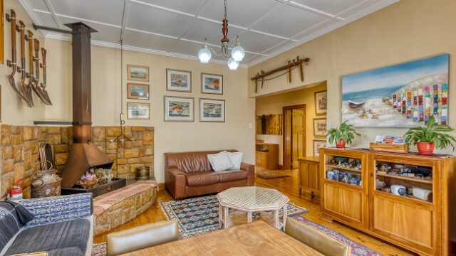 Farmhouse-Sitting-Room-with-Fire-place